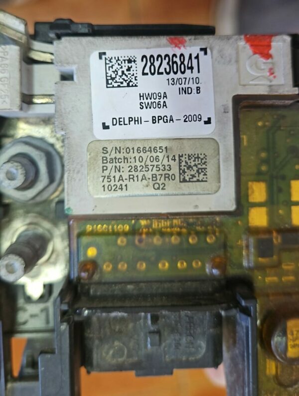CAJA FUSIBLE (LADO BATERIA) 28236841 PEUGEOT 3008 AÑO 2010 - Imagen 4