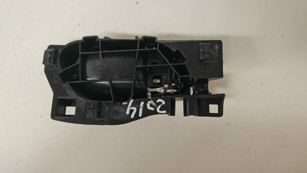 MANETA INTERIOR DELANTERA IZQUIERDA PEUGEOT 208 AÑO 2014 - Imagen 2