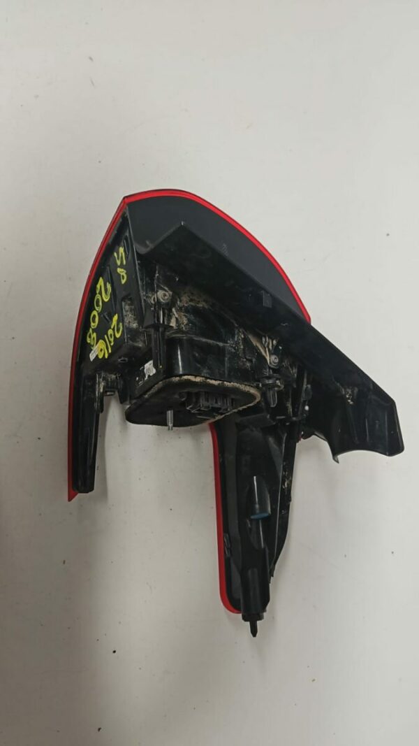 PILOTO EXTERIOR TRASERO IZQUIERDO 5 PUERTAS PEUGEOT 2008 AÑO 2016 - Imagen 2