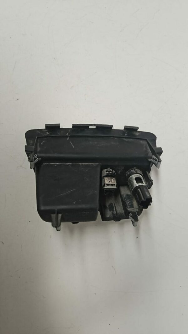 CONECTOR USB PEUGEOT 2008 AÑO 2016 - Imagen 2