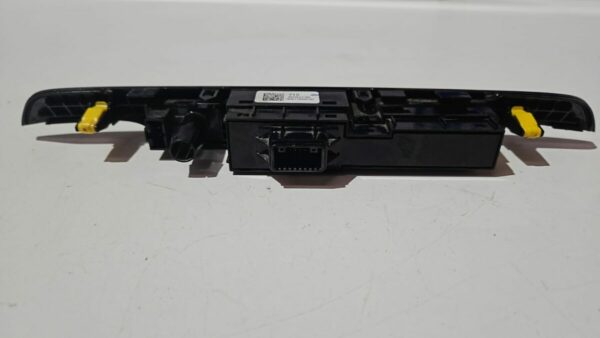 INTERRUPTOR WARNING HYUNDAI TUCSON AÑO 2019 - Imagen 3