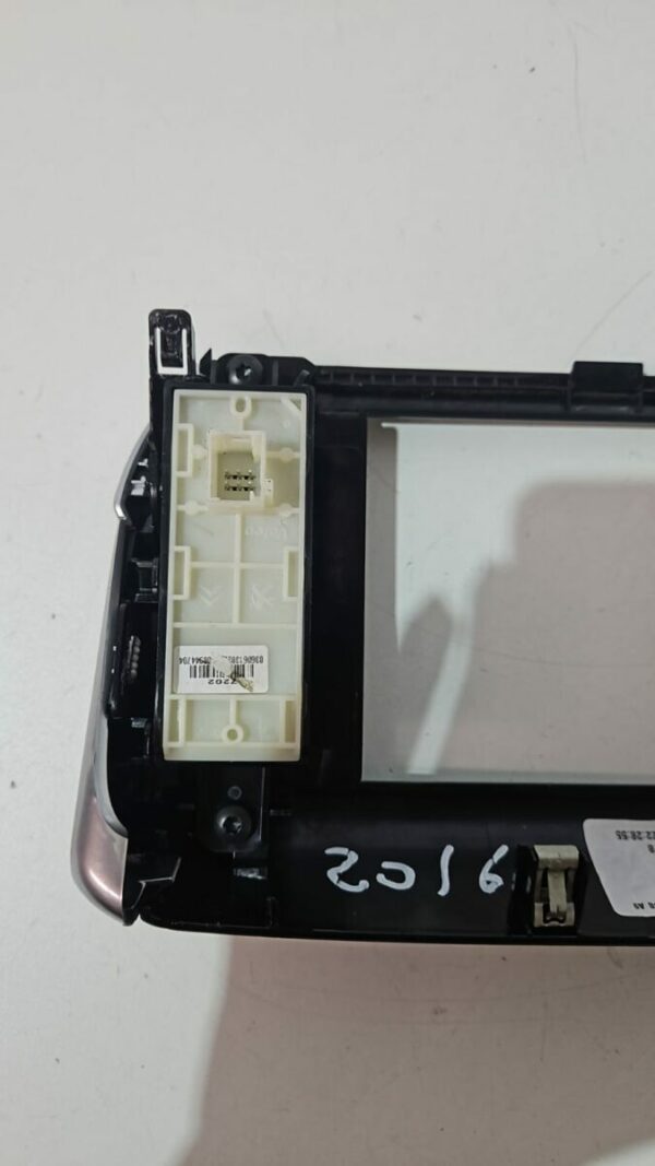 MOLDURA CENTRAL SALPICADERO/ MANDO MULTIFUNCION PEUGEOT 2008 AÑO 2016 - Imagen 3