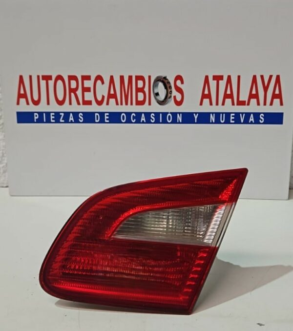 PILOTO INTERIOR TRASERO DERECHO SKODA SUPER B AÑO 2010 4 PUERTAS