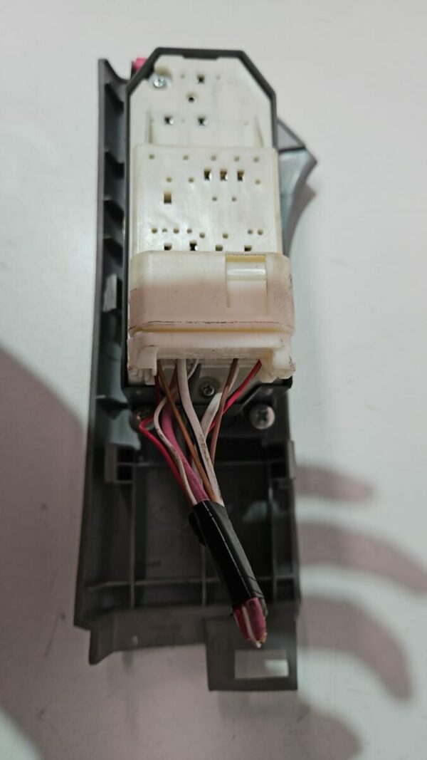 BOTONERA ELEVALUNAS DELANTERA IZQUIERDA TOYOTA YARIS AÑO 2012 - Imagen 2