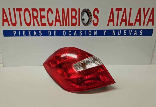 PILOTO TRASERO IZQUIERDO SKODA FABIA AÑO 2011 5 PUERTAS