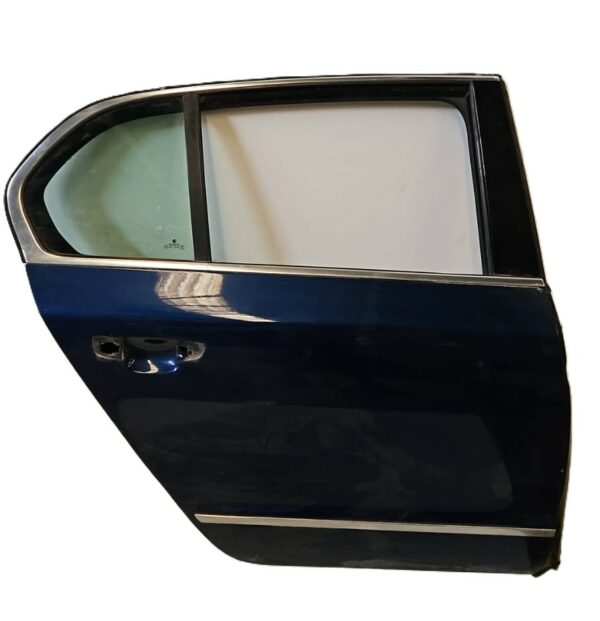 PUERTA TRASERA DERECHA SKODA SUPER B AÑO 2010
