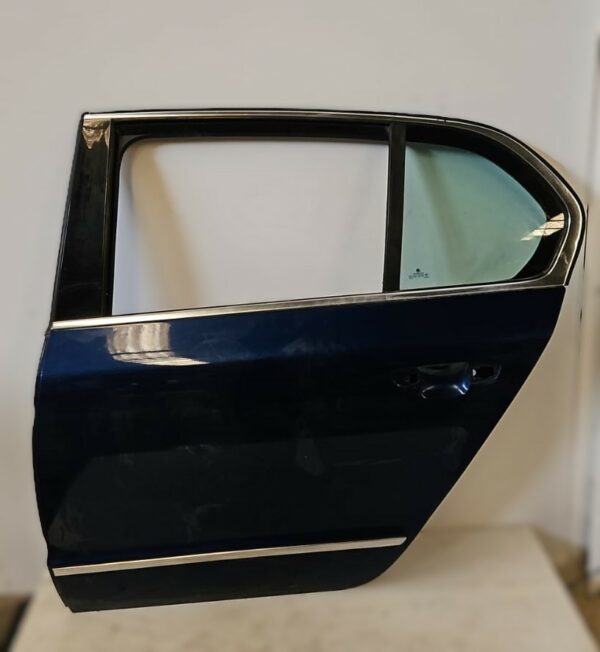 PUERTA TRASERA IZQUIERDA SKODA SUPER B AÑO 2010